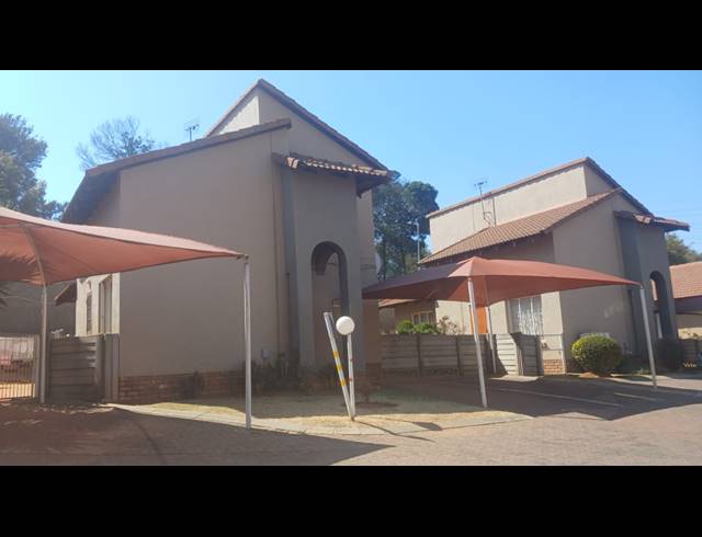 4 BEDROOM TOWNHOUSE FOR SALE IN MONDEOR
